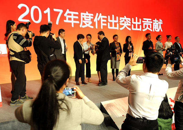 4河南省体彩中心党支部书记王海新（左二）代表单位接受颁奖